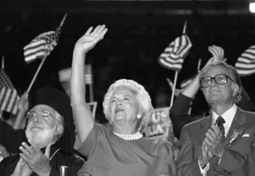 Barbara Bush junto a Billy Graham, durante la Convención Nacional Republicana de 1988.