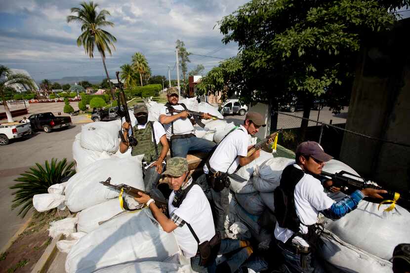 Hombres que pertenecen a grupos de “Autodefensas” en Michoacán patrullan las calles de Nueva...