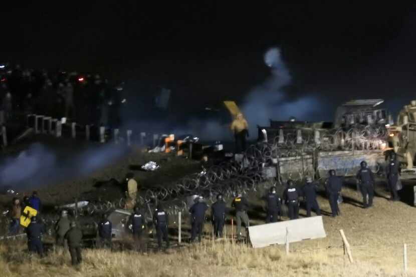 Imágenes del enfrentamiento entre las autoridades y los manifestantes en North Dakota el...