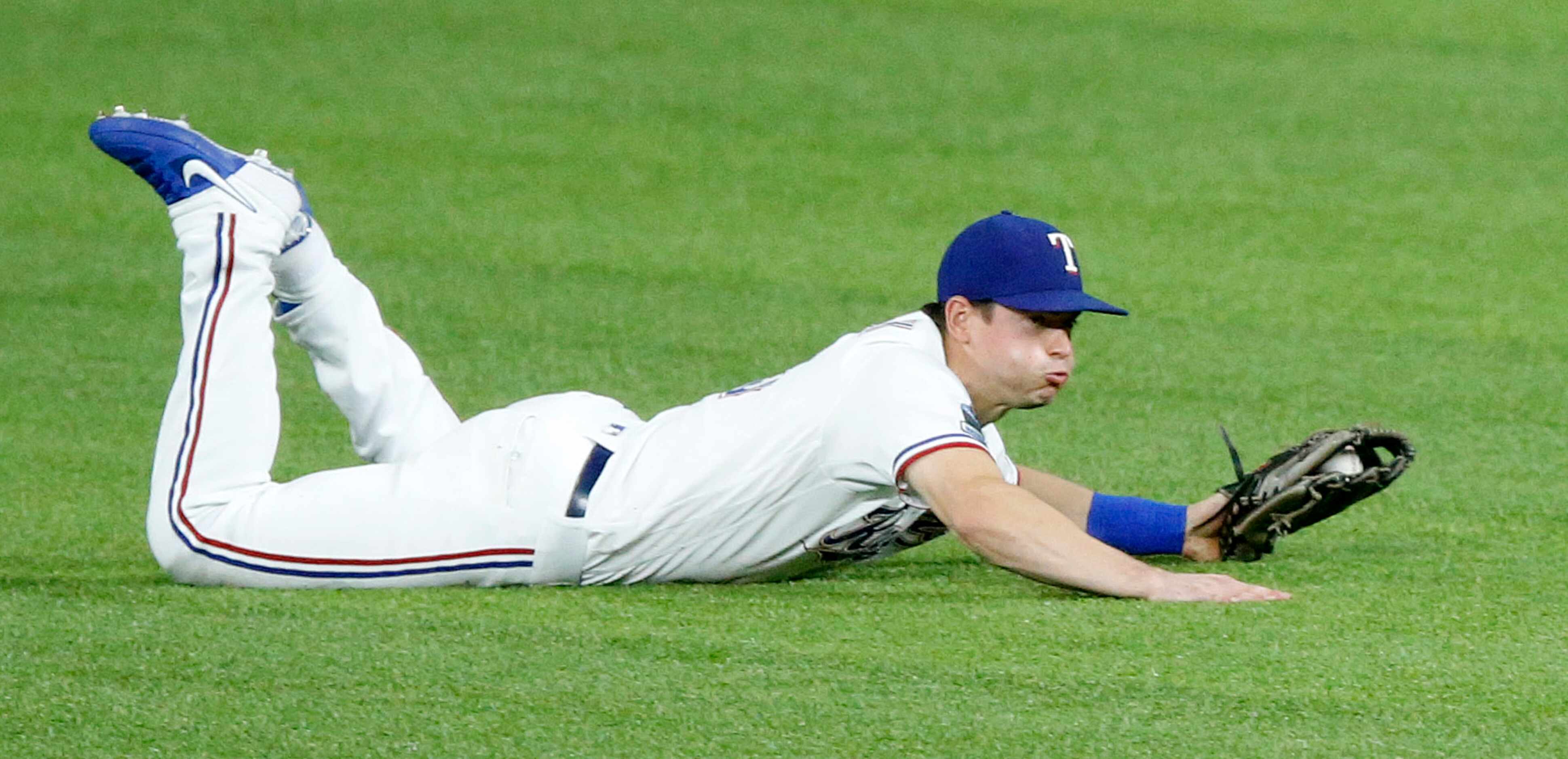 Texas Rangers center fielder Nick Solak (15) traps a ball hit by San Diego Padres Jurickson...