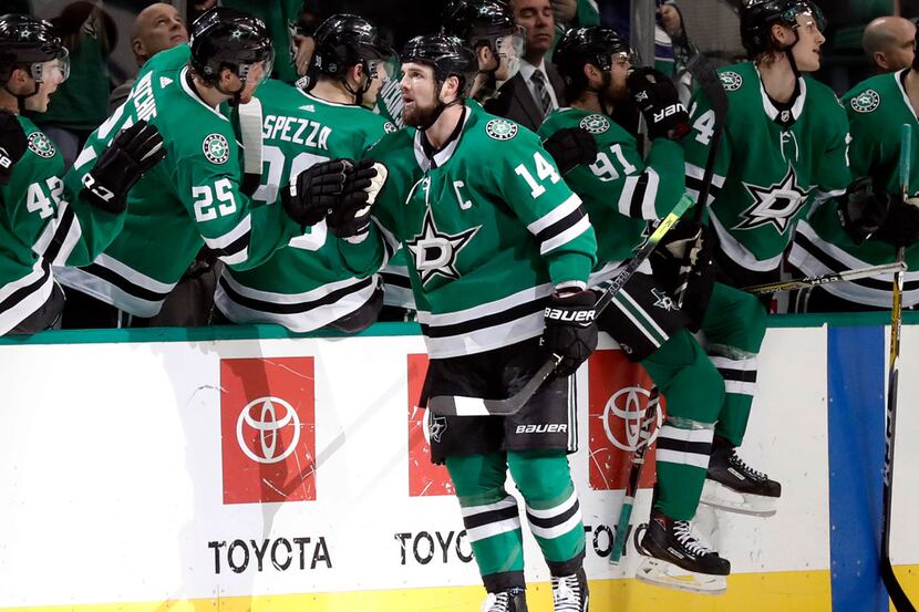 Dallas Stars left wing Jamie Benn (14) celebrates with the bench after scoring against the...
