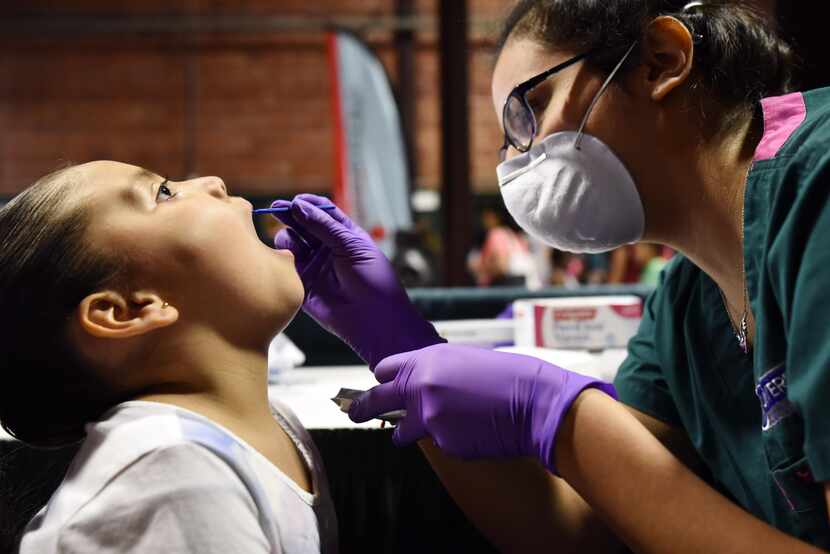 Rebecca Cavazos, de 6 años, recibe una limpieza dental durante una revisión gratuita, uno de...