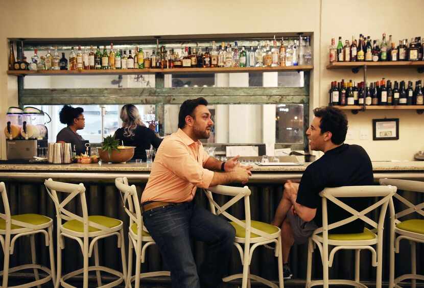 Marc Mansour (izq.), uno de los dueños de Zatar, un restaurante libanés en Deep Ellum LOUIS...