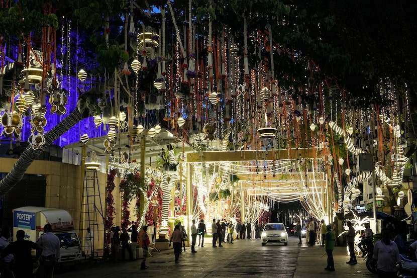 La Antilia mansion, la casa del multimillonario Mukesh Ambani, iluminada como parte de las...