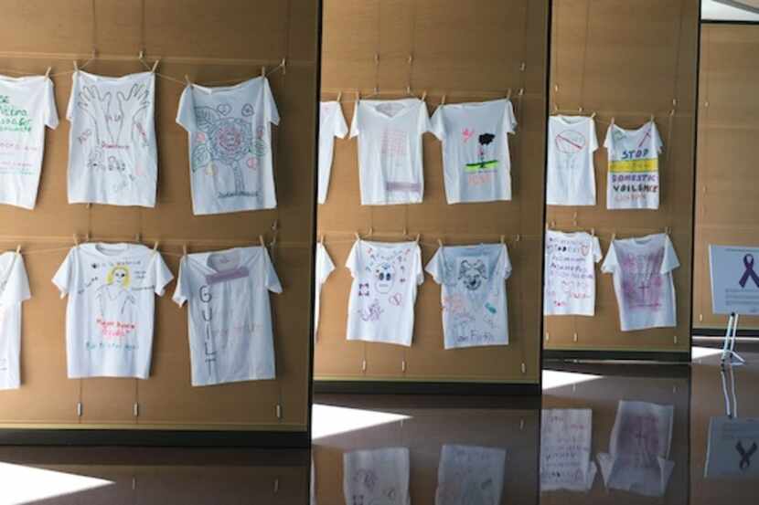 El ayuntamiento de Dallas tiene 24 camisetas en exposición del Proyecto Clothesline creado...