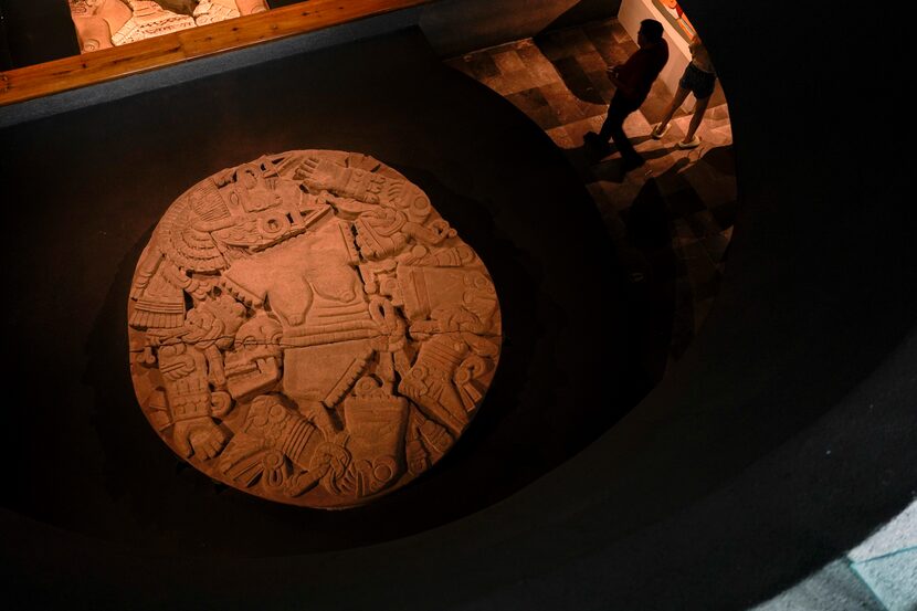 Un monolito que representa a Coyolxauhqui se exhibe en el Museo del Templo Mayor, en...