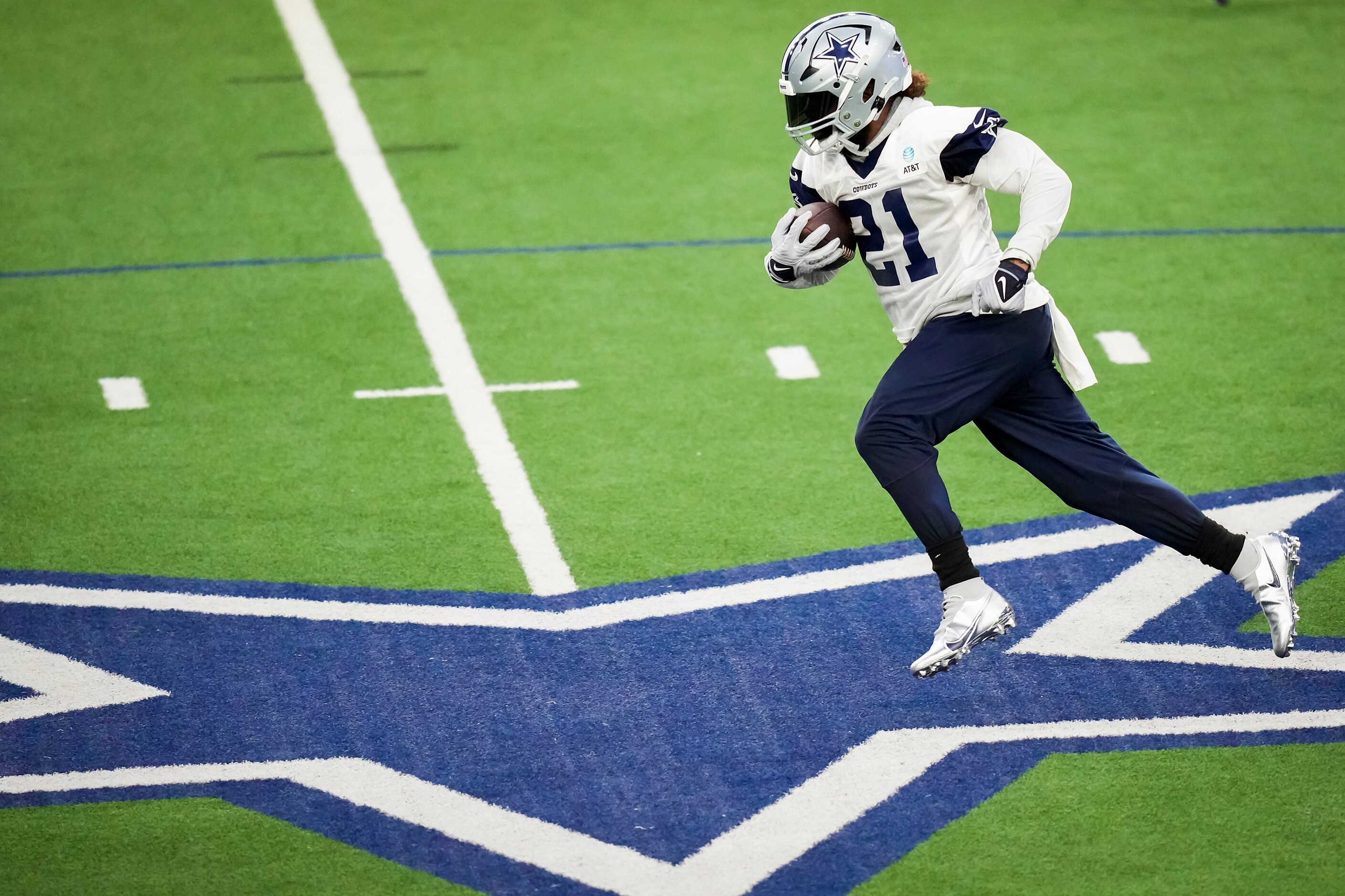 Dallas Cowboys running back Ezekiel Elliott (21) runs the ball during the team's OTA...