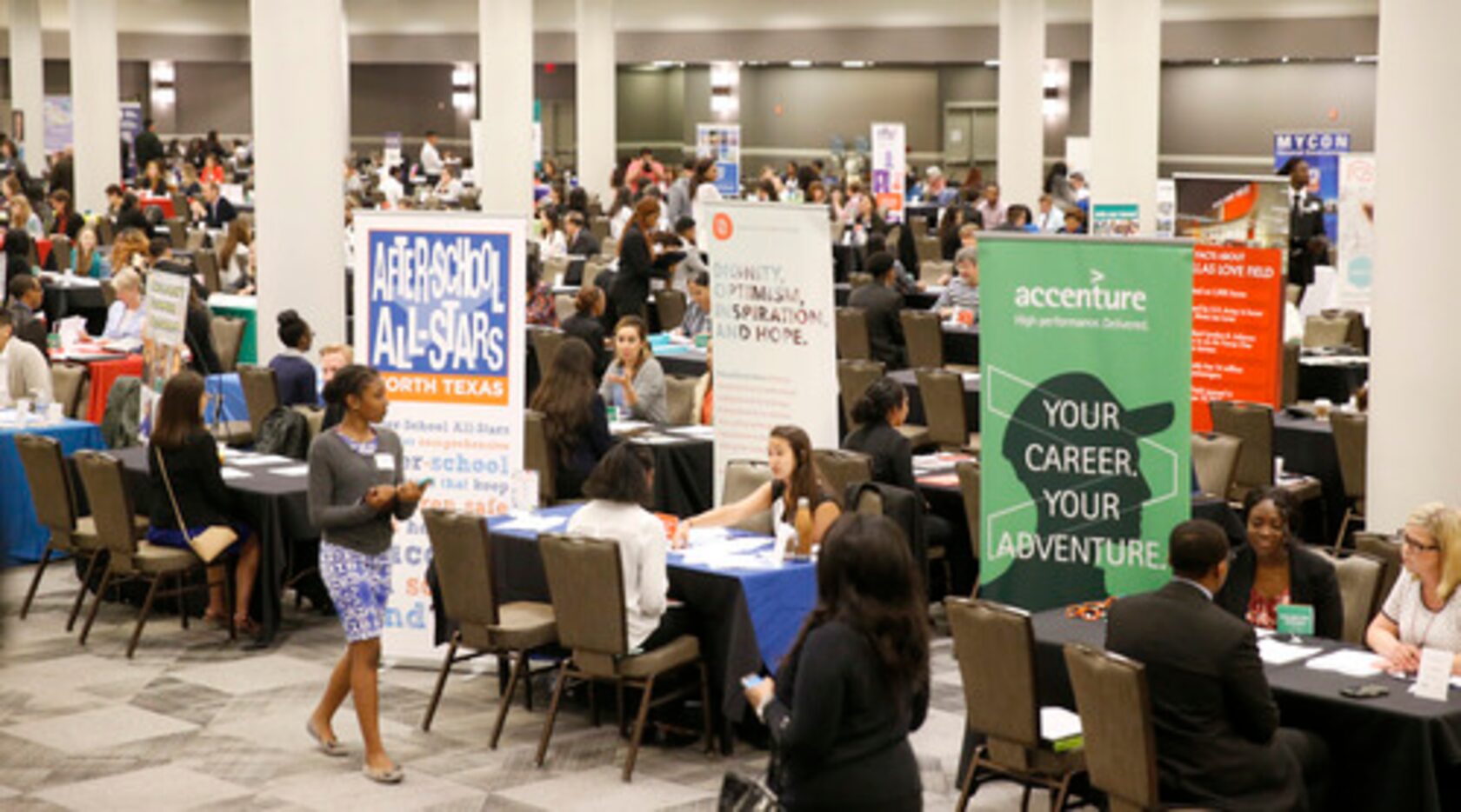 Estudiantes participan en una feria de empleos para el verano. NATHAN HUNSINGER/DMN
