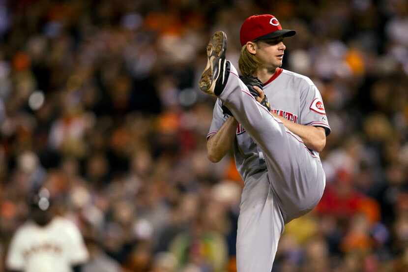  Cincinnati Reds starting pitcher Bronson Arroyo (61) delivers a pitch during Game 2 of the...