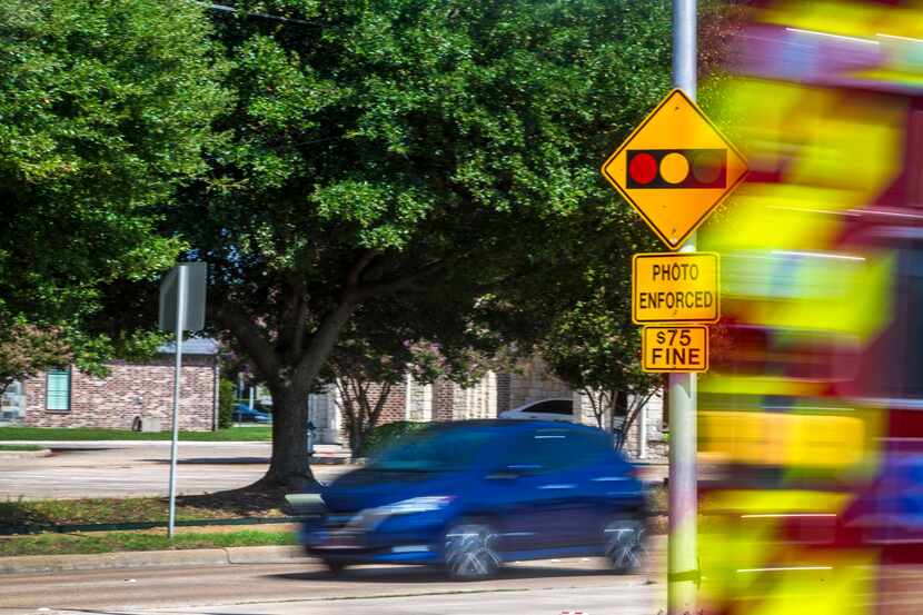 Un auto se acerca a la intersección de dos calles con semáforo vigilado por una cámara.(DMN)

