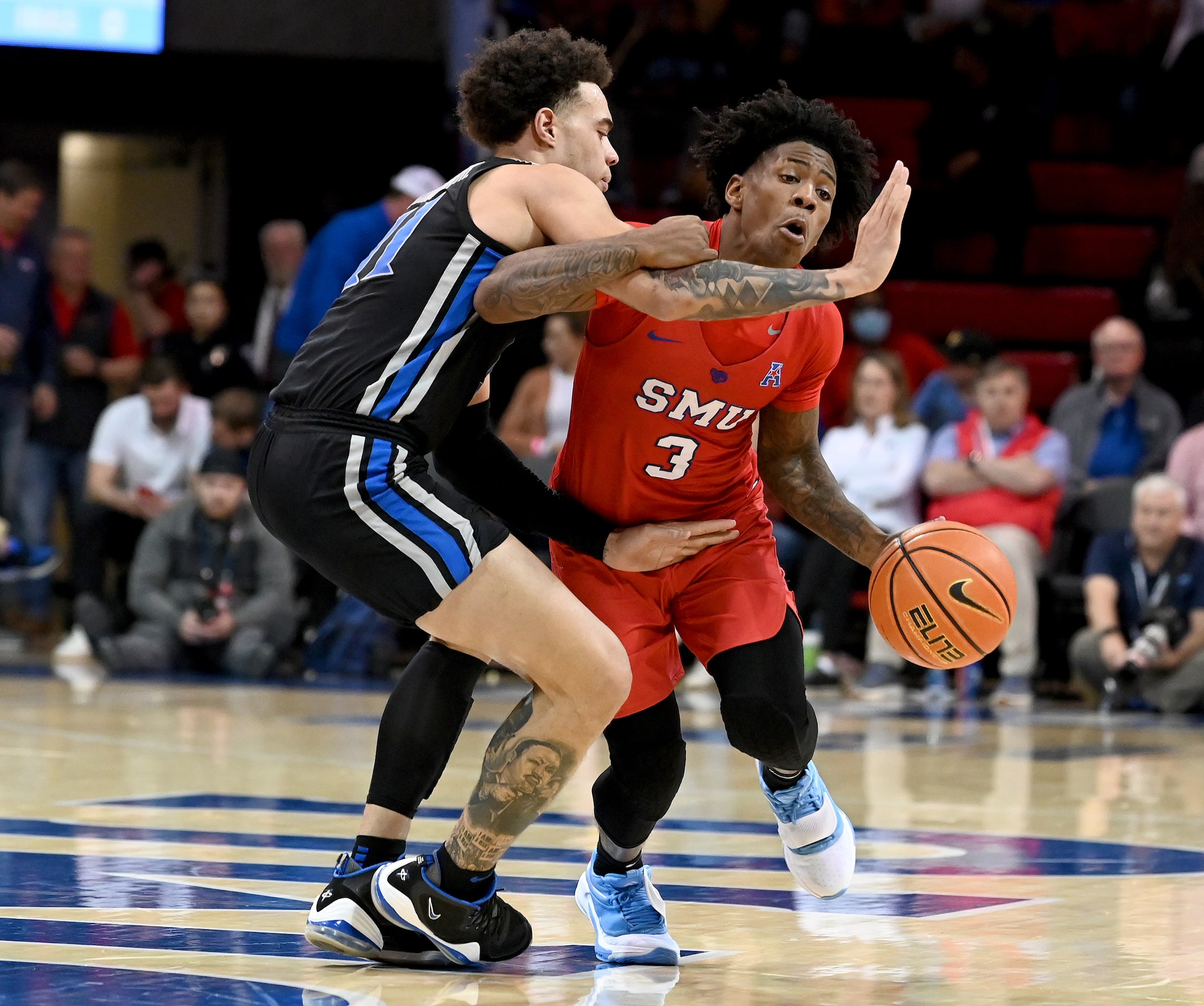 SMU guard Kendric Davis (3) drives on Memphis guard Lester Quinones (11) in the second half...