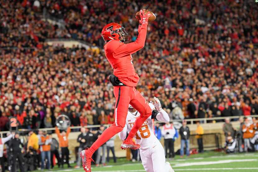 LUBBOCK, TX - NOVEMBER 10: T.J. Vasher #9 of the Texas Tech Red Raiders makes the catch for...