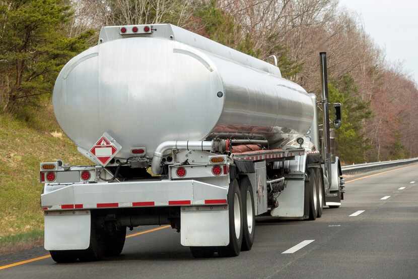 Las autoridades locales y federales buscan en Texas un camión cisterna color blanco (no el...