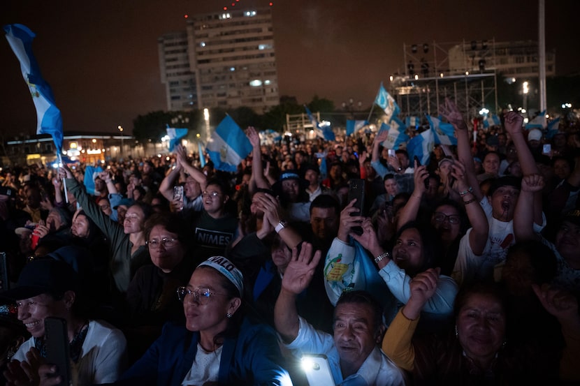 Gente observa la ceremonia de inauguración del nuevo mandato presidencial en Guatemala en la...