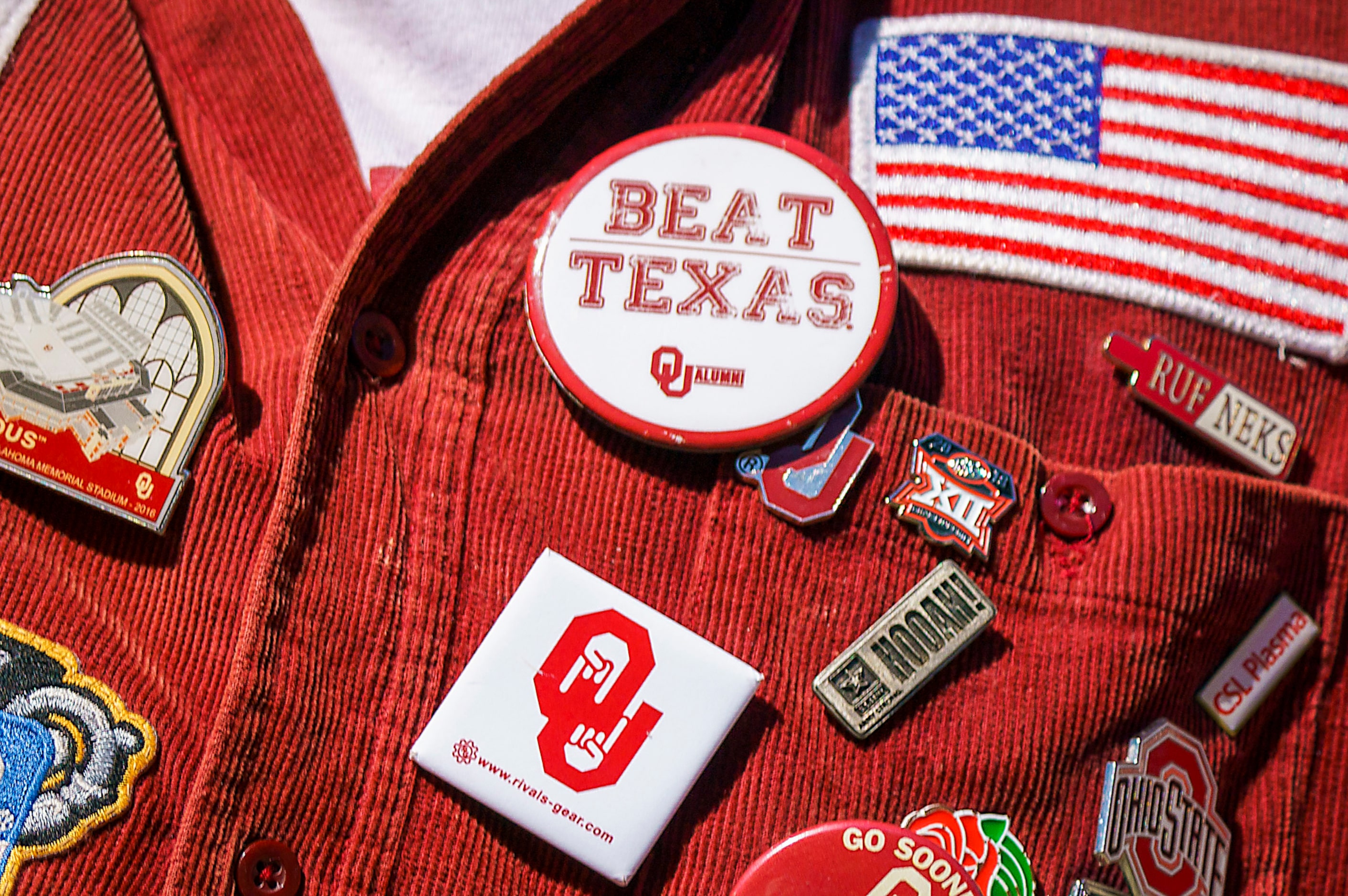 A Oklahoma Ruf Nek wears a weathered ÒBeat TexasÓ button during the second half of an NCAA...