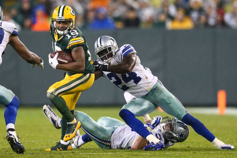 GREEN BAY, WI - DECEMBER 13:   Randall Cobb #18 of the Green Bay Packers carries the...