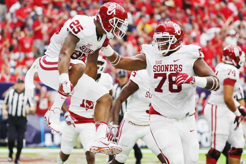 HOUSTON, TX - SEPTEMBER 03:  Joe Mixon #25 of the Oklahoma Sooners celebrates after scoring...