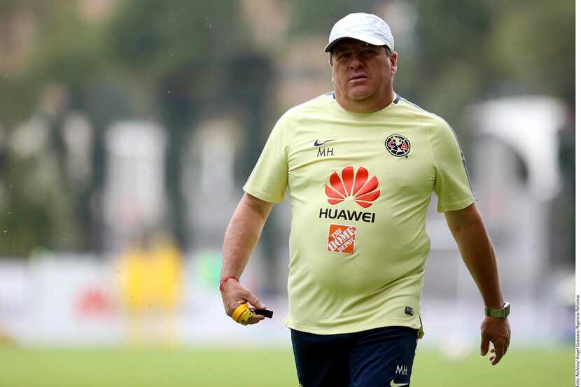 Por faltar al respeto a los oficiales del partido ante León, Miguel Herrera, entrenador del...