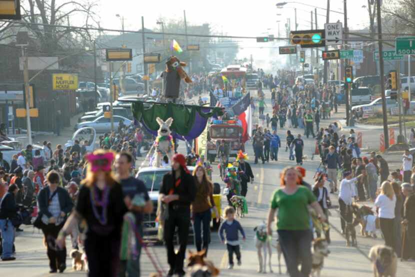El desfile de Mardi Grass se realizará este domingo en Oak Cliff, sobre la Davis Street.