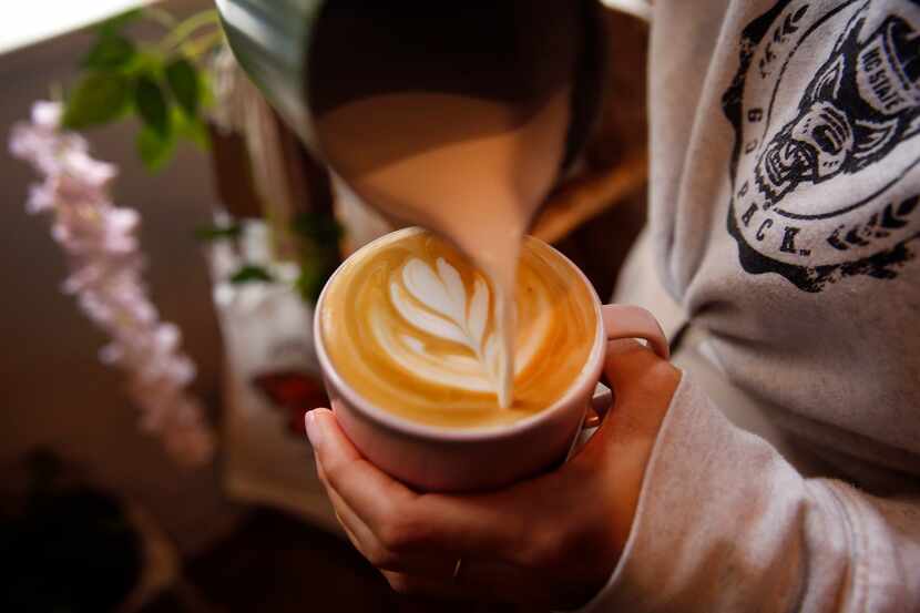 Giuliana Bernini sirve un vanilla latte enThe Berni Bean Coffee en  St. Paul Street en el...