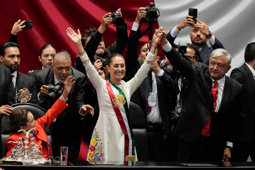 La presidenta de México, Claudia Sheinbaum, en el centro, y el mandatario saliente Andrés...