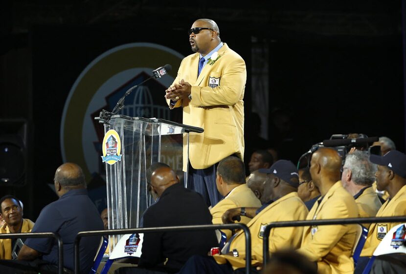 Dallas Cowboys tackle/guard Larry Allen delivers his acceptance speech as he's inducted into...