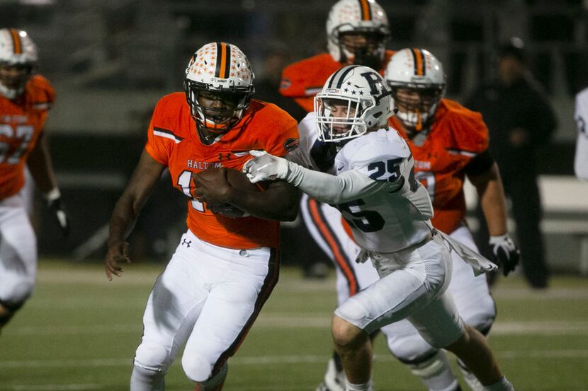 Haltom's Adam Hill (10) tries to get away from Richland's Ethan Heinrich  (25) during the...