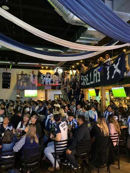 Fans de los Rayados se reúnen en el bar La Canchita de Dallas para ver sus partidos por TV.