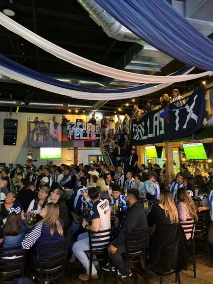 Fans de los Rayados se reúnen en el bar La Canchita de Dallas para ver sus partidos por TV.