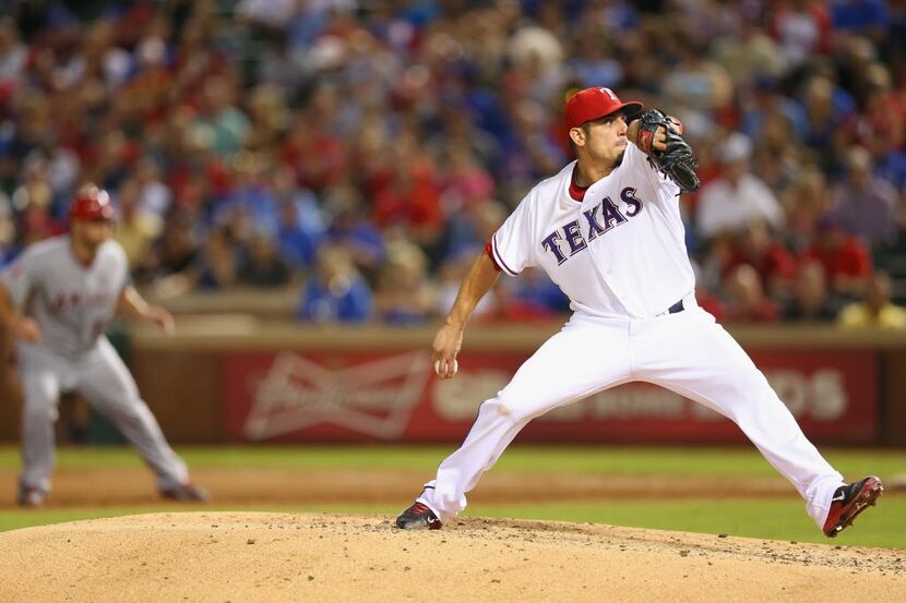 ARLINGTON, TX - SEPTEMBER 26:  Matt Garza #22 of the Texas Rangers throws against the Los...