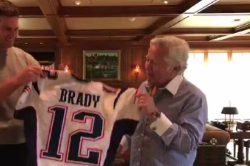 Tom Brady recupera jersey robado. Foto Twitter de los Patriots
