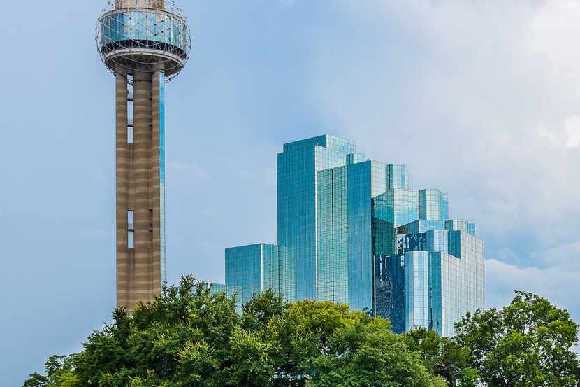 Reunion Tower junto al hotel Grand Hyatt, en el centro de Dallas. DMN
