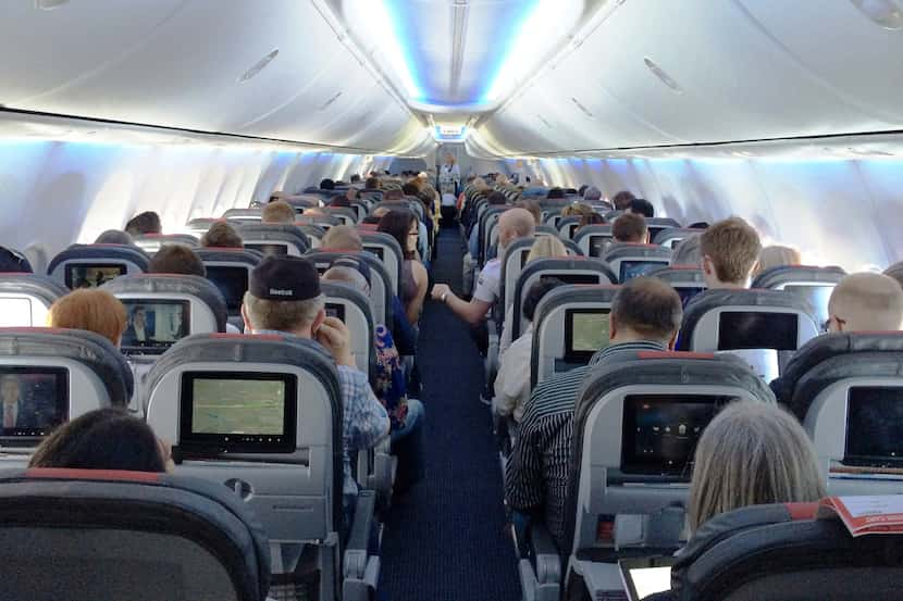 La cabina principal de un avión Boeing 737 de American Airlines.