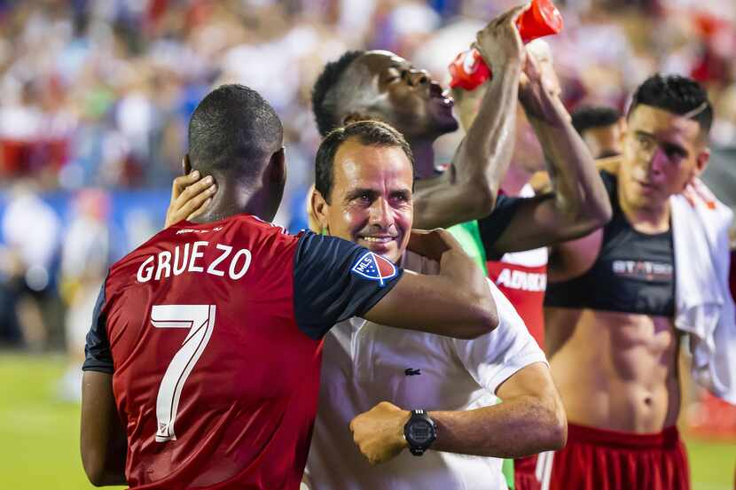El técnico del FC Dallas, Oscar Pareja, abraza al mediocampista Carlos Gruezo tras la...