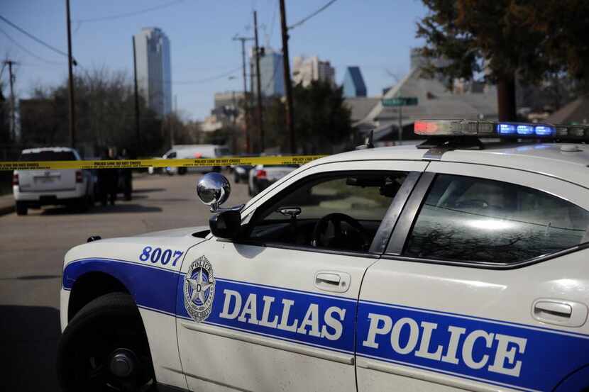 Una patrulla de la Policía de Dallas vigila una vecindad donde ocurrió un homicidio....