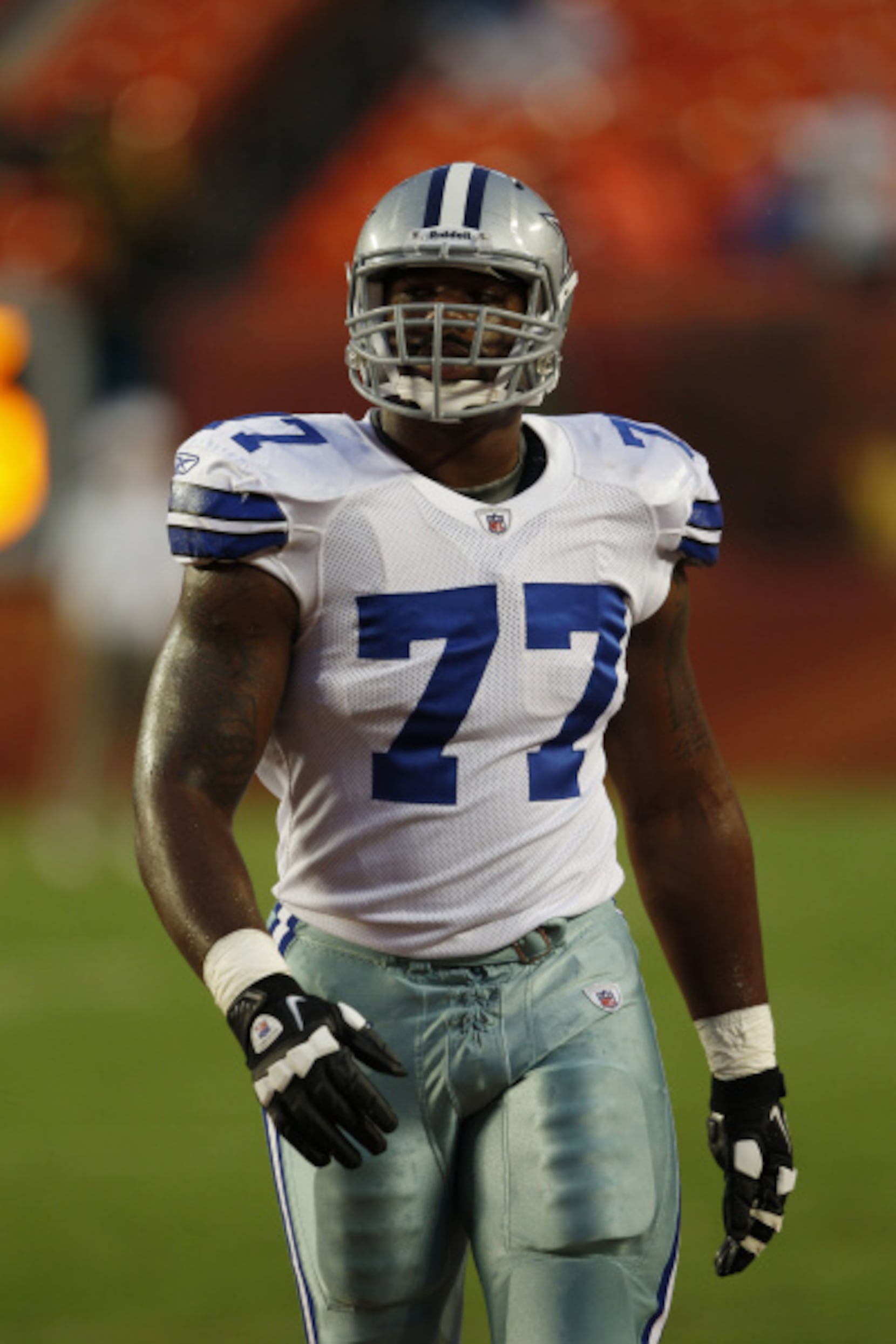 Tyron Smith to have MRI after exiting practice with knee injury