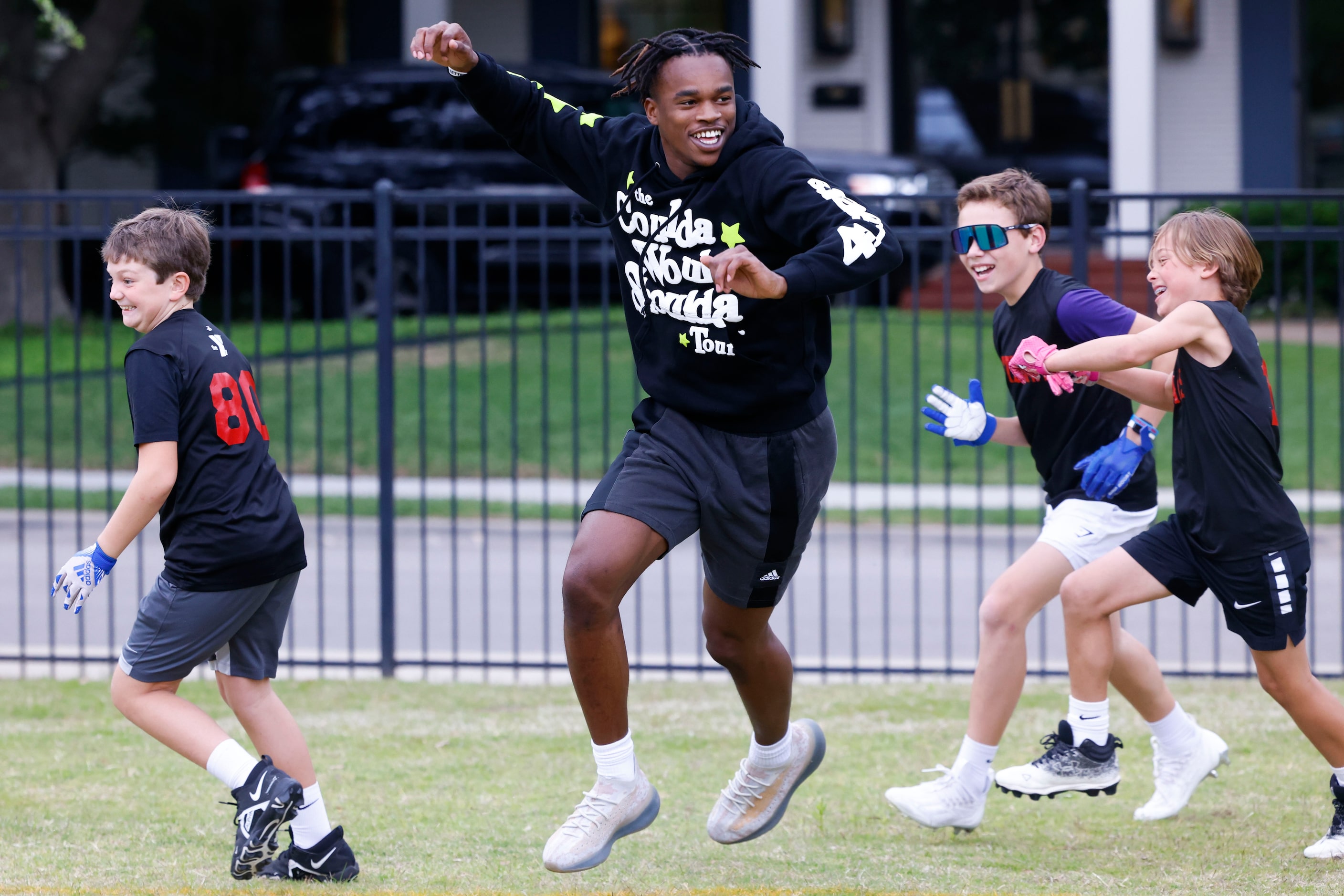 SMU’s Keyshawn Smith (center) runs with Sam Simons (right) and Brooks Wells (center right)...