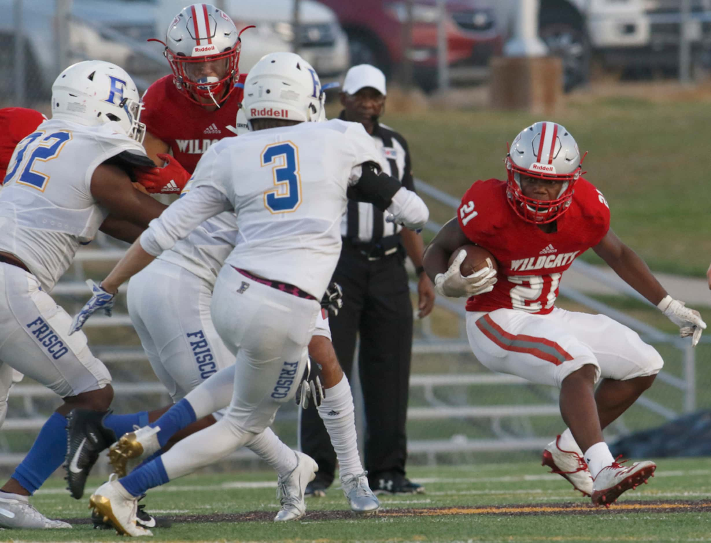 Dallas Woodrow Wilson running back Matthew Jackson (21) pumps the brakes to make a cut to...