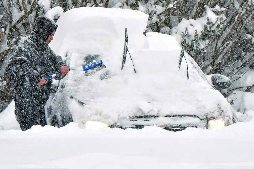 Quedarse atrapado en un tu carro bajo una tormenta invernal puede ser una terrible...