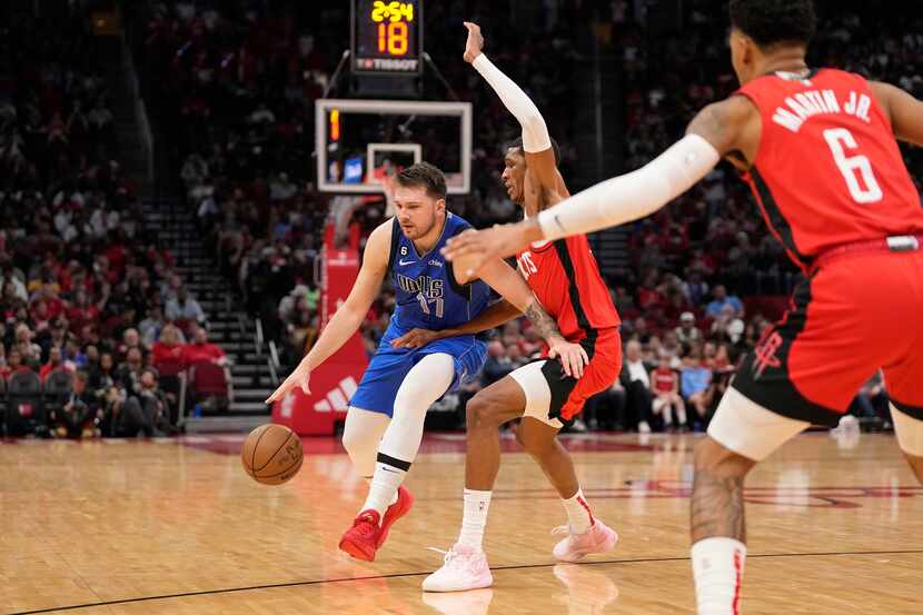 Dallas Mavericks' Luka Doncic (77) brings the ball up the court as Houston Rockets' Jabari...