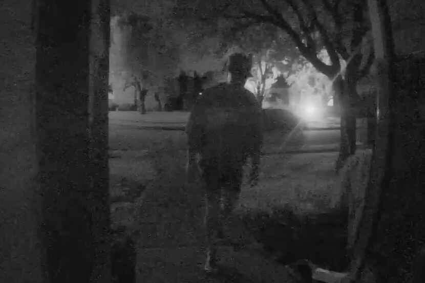 La policía de McKinney reveló un video de una ladrona de paquetería.