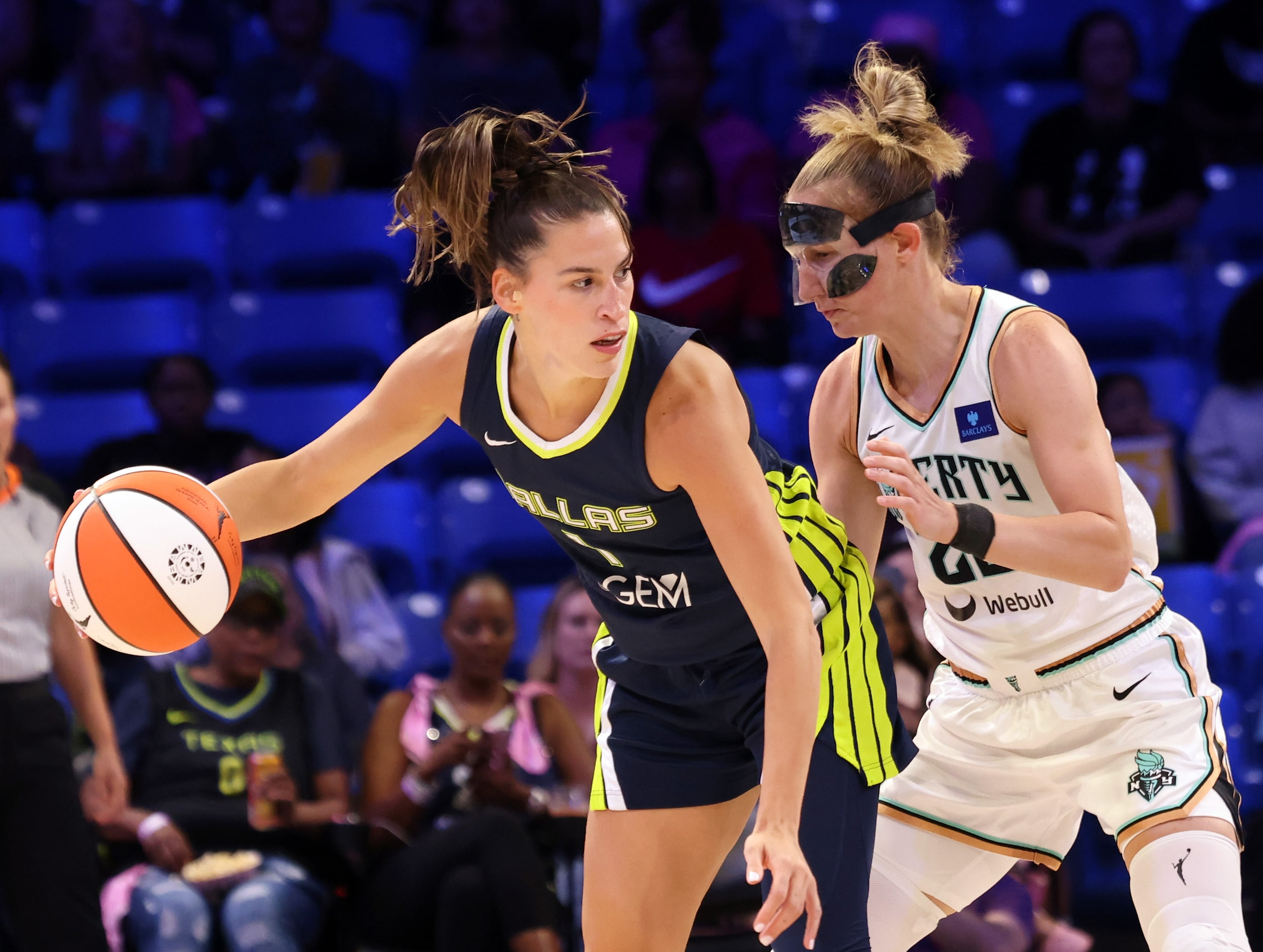 Dallas Wings guard Sevgi Uzun (1), left, works the ball inside against the defense of New...