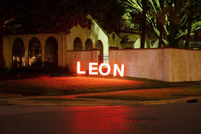Leon is Noel Spelled Backwards. Highland Park, 2016
Residence
