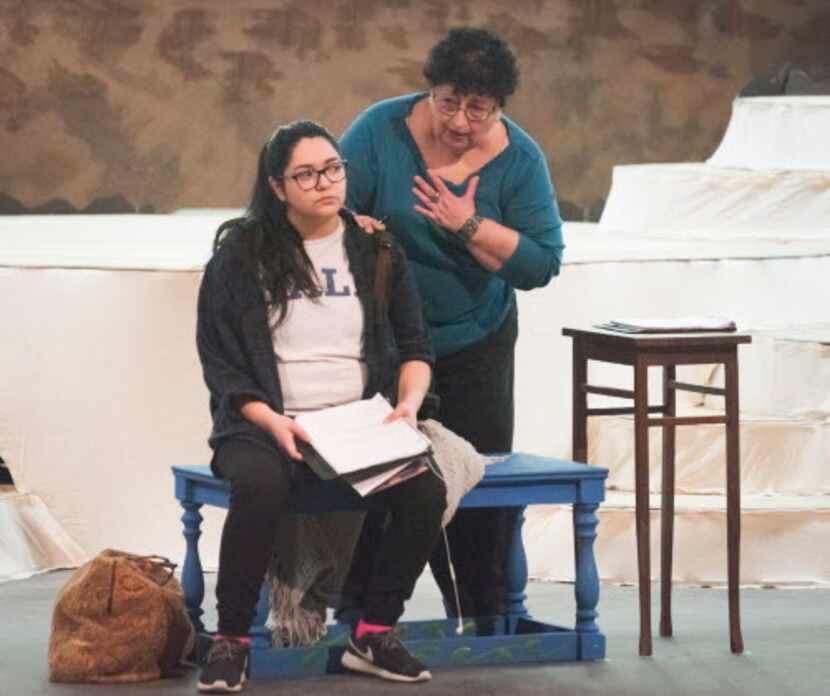 Rosalinda Olivares (izq.) y Cecilia Flores ensayan una escena de la obra. (Rex C....