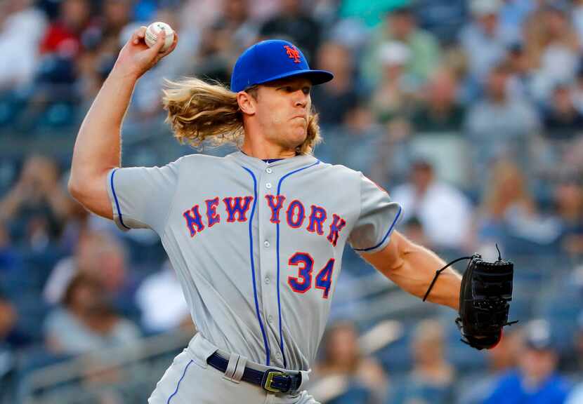 Noah Syndergaard de los Mets de Nueva York lanza ante los Yanquis de Nueva York, el viernes...