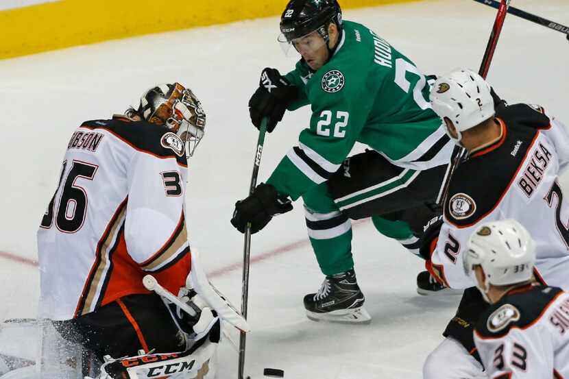 Dallas Stars right wing Jiri Hudler (22) tries to get the puck past Anaheim Ducks goalie...