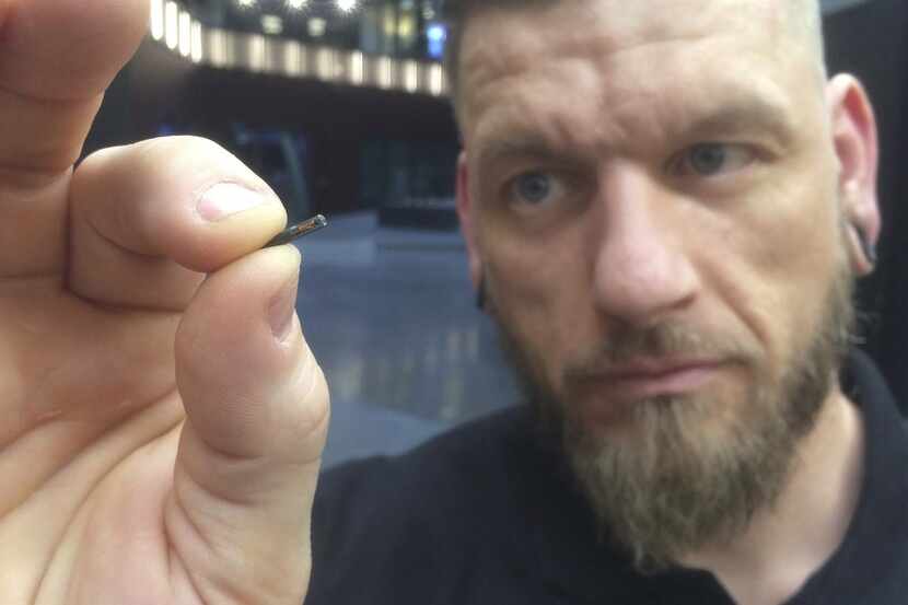 Jowan Osterlund, de Biohax Sweden, muestra un microchip similar a los implantados en...