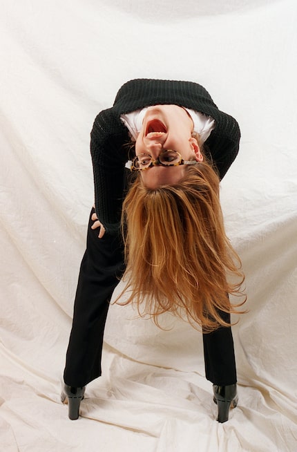 Singer Lisa Loeb and her trademark nerdy glasses in 1996.