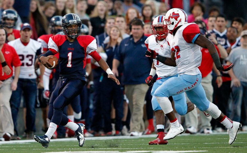 Allen's Kyler Murray (1) breaks away for a run up the field as Skyline's Derrick Dixon (22)...