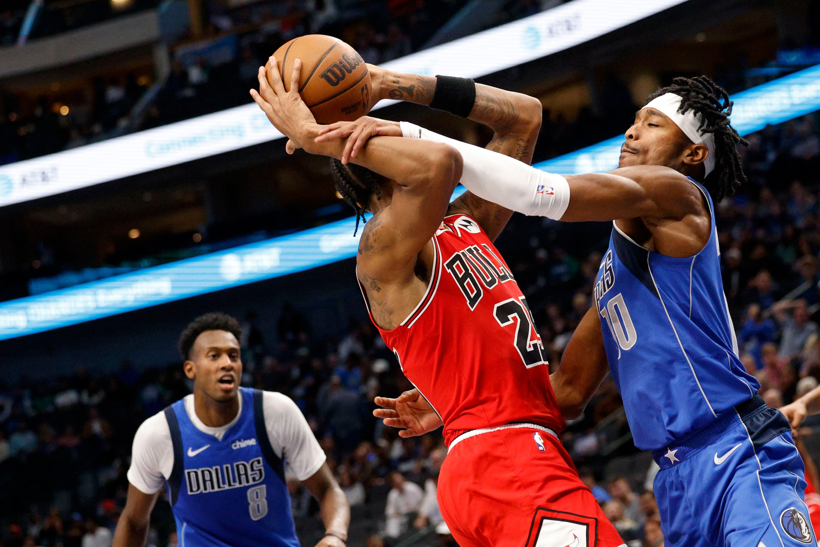 Chicago Bulls forward Dalen Terry (25) tries to shoot over Dallas Mavericks guard Brandon...